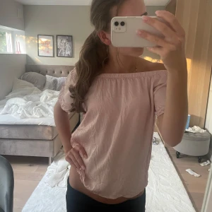 Ljusrosa offshoulder blus - Säljer en söt ljusrosa blus med offshoulder-modell!! 