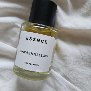 ESSNCE Carashmellow Eau de Parfum - Parfymflaska från ESSNCE med doften Carashmellow. Cirka 55%- 60% kvar