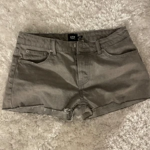 Shorts  - Jättesköna gråa shorts med slitningar längst ner 