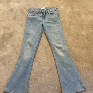 Ljusblå bootcut jeans - Snygga ljusblå jeans med bootcut-modell.🌸