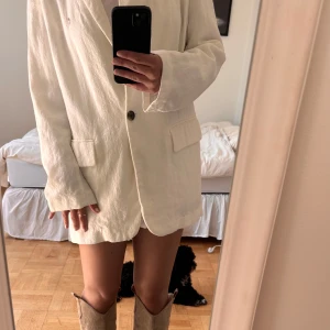 Vit linne kavaj  - En vit linne kavaj perfekt för sommaren, fungerar att både ha som klänning men även snygg til kjol och jeans. Perfekt till utgång, sommar eller festival💕