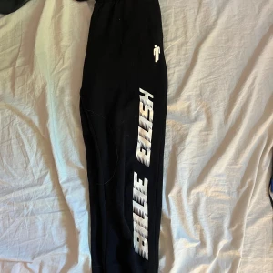 Svarta Billie Eilish mjukisbyxor - Svarta mjukisbyxor. Är super sköna och fina. Tryck med Billie Eilish