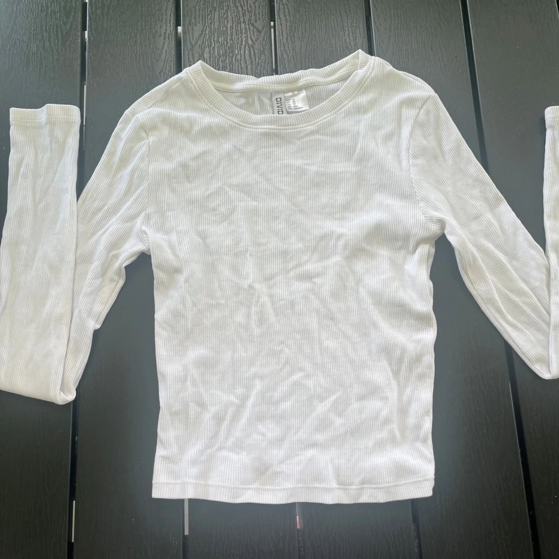 Vit ribbad långärmad tröja DIVIDED