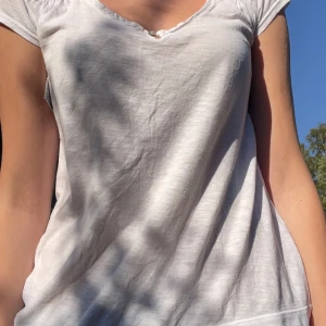 Superfin vit tröja - Supersöt vit tröja med liten knapp framtill. Spetsdetaljer o korta ärmar. 🌼 inga defekter. 100% bomull. Köpt second hand, finns ingen lapp för märke. Skulle uppskatta tröjan till att vara storlek S. Kolla bilder för mig som referens (brukar ha S, 173 cm)