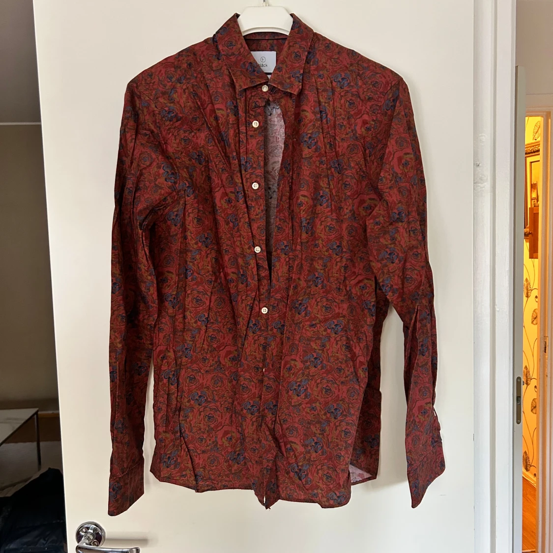 Röd blommig skjorta från Bläck