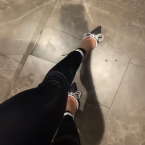 Public Desire klackar - Säljer mina klackar från Public Desire. Använda en kväll. 