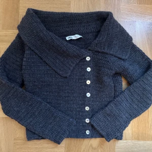 Off The Shoulder stickad tröja från Zara! - Jätte snygg off the shoulder stickad tröja från Zara! Tröjan är svart men ser blå ut i kamera, och är i storlek S men passar även på XXS/XS men bör även passa på lite större storlekar!! Pris går alltid att diskuteras vid snabb affär och vid flera frågor är det bara att DM’a💕💕!!
