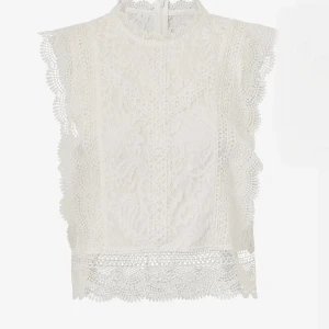 Vit spetsblus från ONLY - Superfin vit blus från ONLY med vackra spetsdetaljer och broderat mönster. Blusen är ärmlös med volangkant längs axlarna och har hög hals. Perfekt att styla med jeans eller kjol för en najs sommarkväll. Pris kan diskuteras 💗