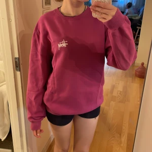 Stüssy tröja - Skitcool tröja i en rosa-lila färg från stüssy🌟