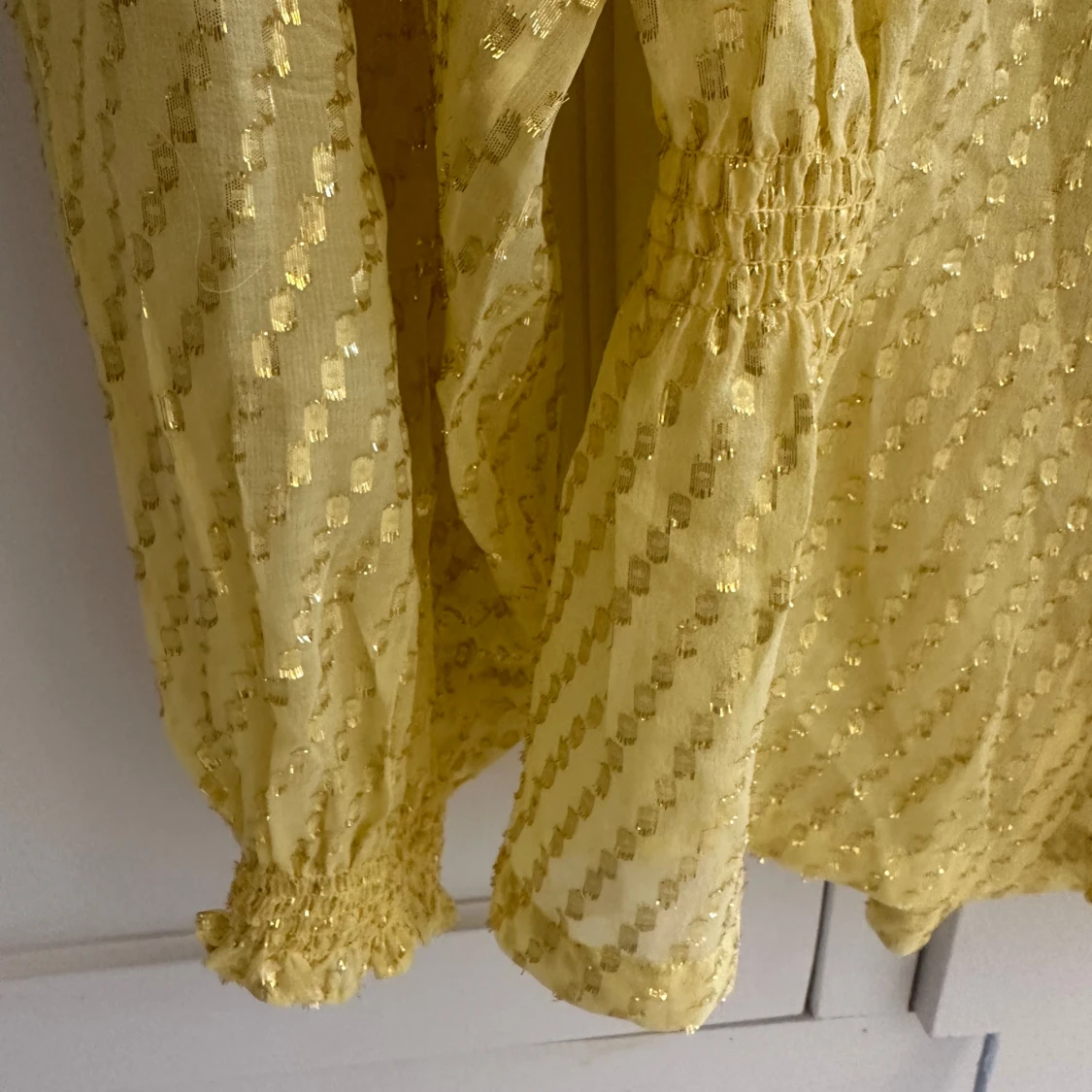 Gul blus med glittriga detaljer från rodebjer - 3