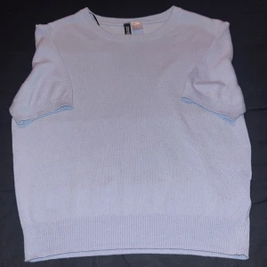 Ljusblå kortärmad tröja H&M Divided - Superfin ljusblå stickad tröja från H&M Divided med korta ärmar och rund hals. Tröjan är i mjukt material och har ribbade kanter vid ärmslut och nederkant. Perfekt för dig som gillar en clean och enkel look. Passar även som storlek S