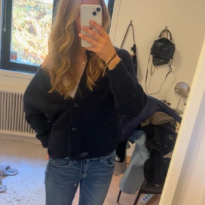 Mörkblå kofta från Selected Femme - Säljer en mysig mörkblå kofta från Selected Femme. Koftan har en enkel design med rund halsringning, långa ärmar och knappar framtill. Perfekt att slänga på sig över en t-shirt eller linne😍Använd max 5 gånger så mycket bra skick!🥰