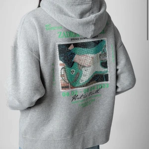 Zadig & Voltaire hoodie  - Säljer min älskade tröja från Zadig & Voltaire. Har ett litet hål vid fickan på magen, men inget märkbart och något som är enkelt att ordna💖