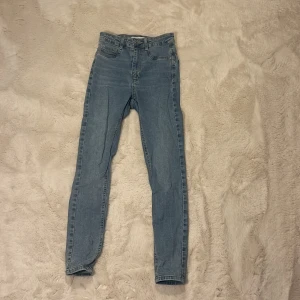Molly jeans från G perfect jeans  - Säljer ett par ljusblå Molly jeans från g perfect jeans i storlek M. De har skinny fit, klassisk femficksdesign och hög midja. Jeansen är i stretchigt denim och har dragkedja och knapp framtill. Perfekta för dig som gillar en tight och bekväm look.