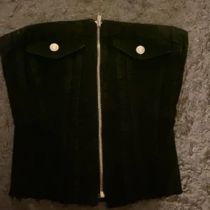 Zara jeans topp - Använd 1 gång, nytt skick, priset går att diskuteras!!