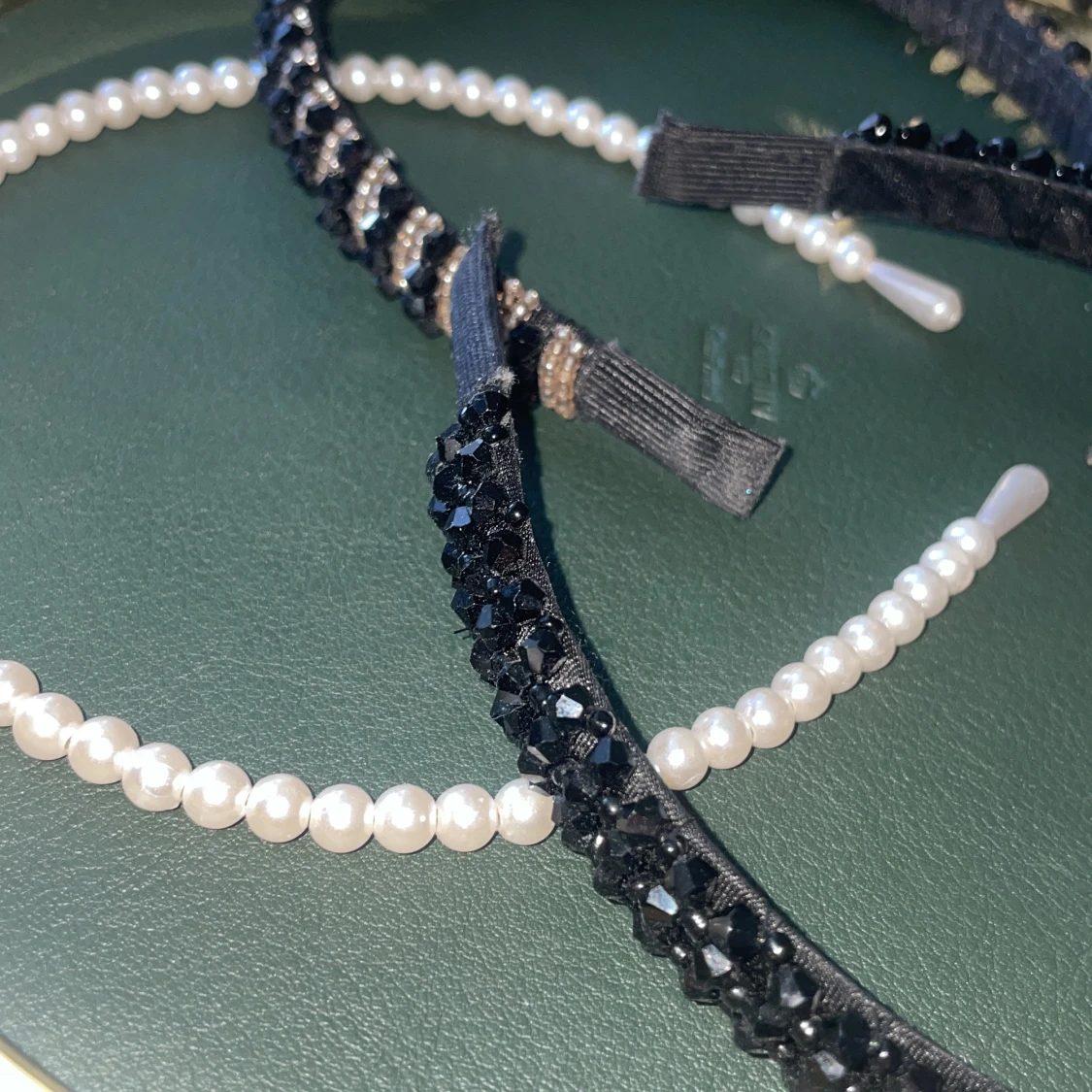 Set med pärl- och glittriga diadem - 1