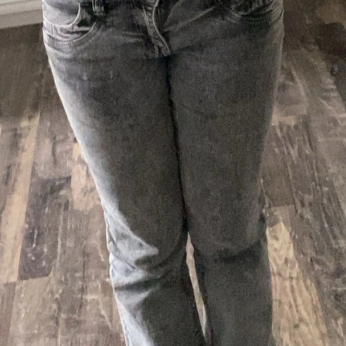 Grå bootcut jeans med tvättad look - 3