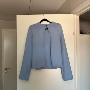 Ljusblå kofta från Gina Tricot - Supersöt ljusblå kofta från Gina Tricot i stickat material. Koftan har rund halsringning, långa ärmar och en öppen framsida utan knappar. Perfekt att slänga över en topp för en chill look.