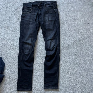 Replay anbass jeans - Säljer nu dessa svart/grå feta replay anbass jeans med snygg fade.