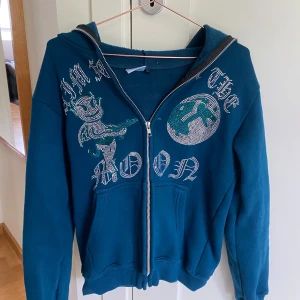 Aim for the fucking moon blå - Säljer min blå Aim for the fucking moon blå i mycket bra skicka och endast använd fåtal gånger