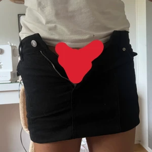 Lågmidjad jeanskjol från weekday  - Säljer då den tyvärr inte passar längre… storlek 34, använd men fåtal gånger då den som sagt inte passar så i nyskick. Från weekday, nypris 600 säljer för 250 ❤️
