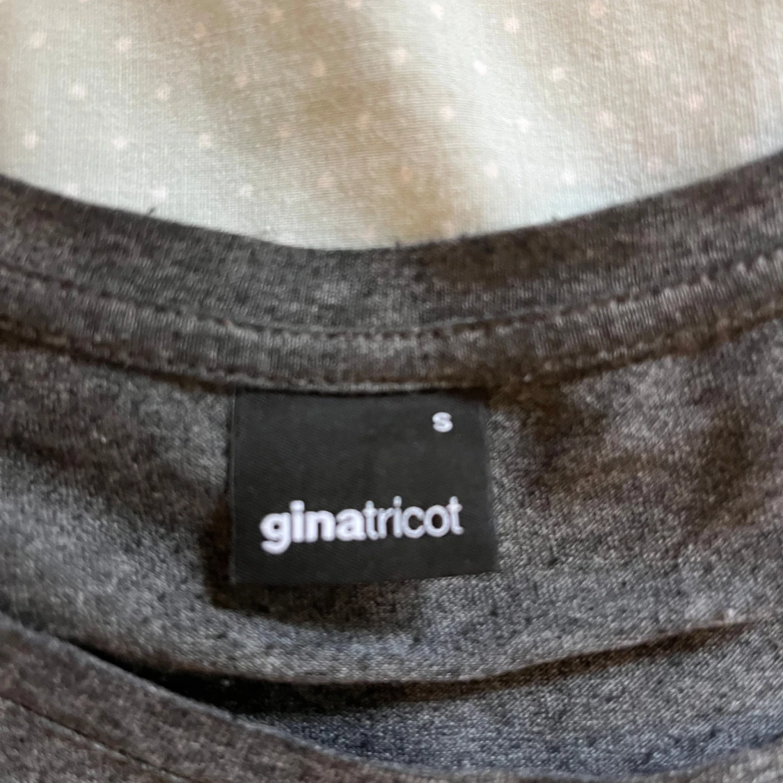 Mörkgrå t-shirt med tryck Gina Tricot - 1