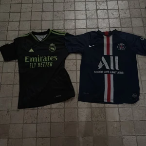 Fotbollströjor från Psg och real  - Två riktigt snygga fotbolls tröjor. Båda är i M men passar folk som har S, båda tröjorna är i bra skick skriv om intresse. 