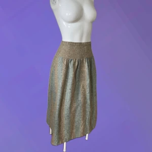 VINTAGE fairy KJOL i ull 🧚🧚🏼‍♂️ - Den mest unika vintage kjolen i 100% ren ull i vacker tidlös beige / grön färg. Superhög kvalitet och går inte att få tag på nånstans. Så vacker passform. Liten dragkedja och knapp som kan ställas in att knäppas i två olika storlekar i midjan max 76 cm minst 71. Faller jättevackert 🌳😍