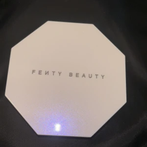 Fenty Beauty Killawatt Highlighter - 💗Fenty Beauty Killawatt Freestyle Highlighter i nyansen Wattabrat 05. Kommer i en åttakantig vit dosa med spegel. Highlightern är intensivt skimrande och har en kall rosa ton med glittereffekt, perfekt för att ge kindbenen extra glow. 🙌