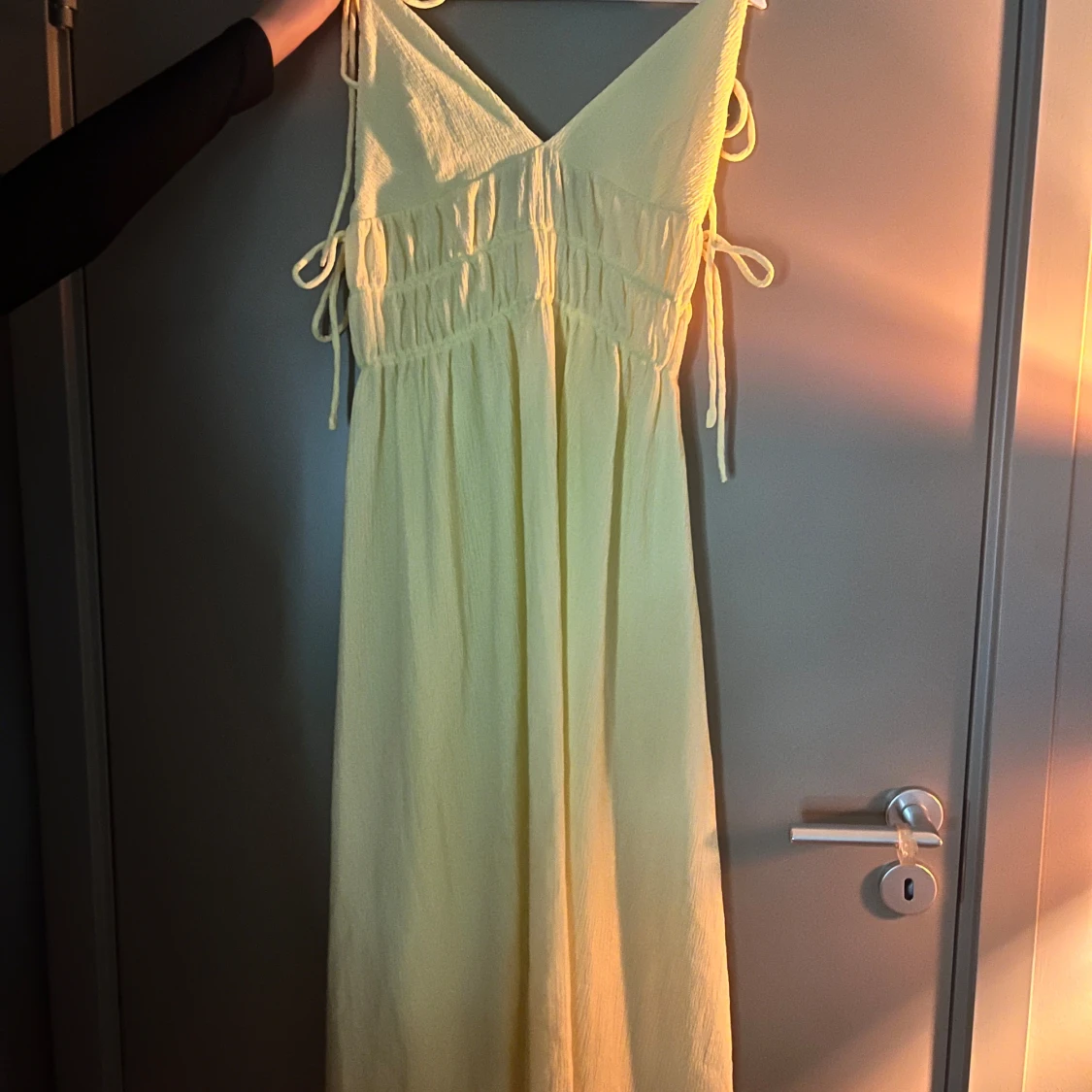 Ljusgul långklänning med knytband