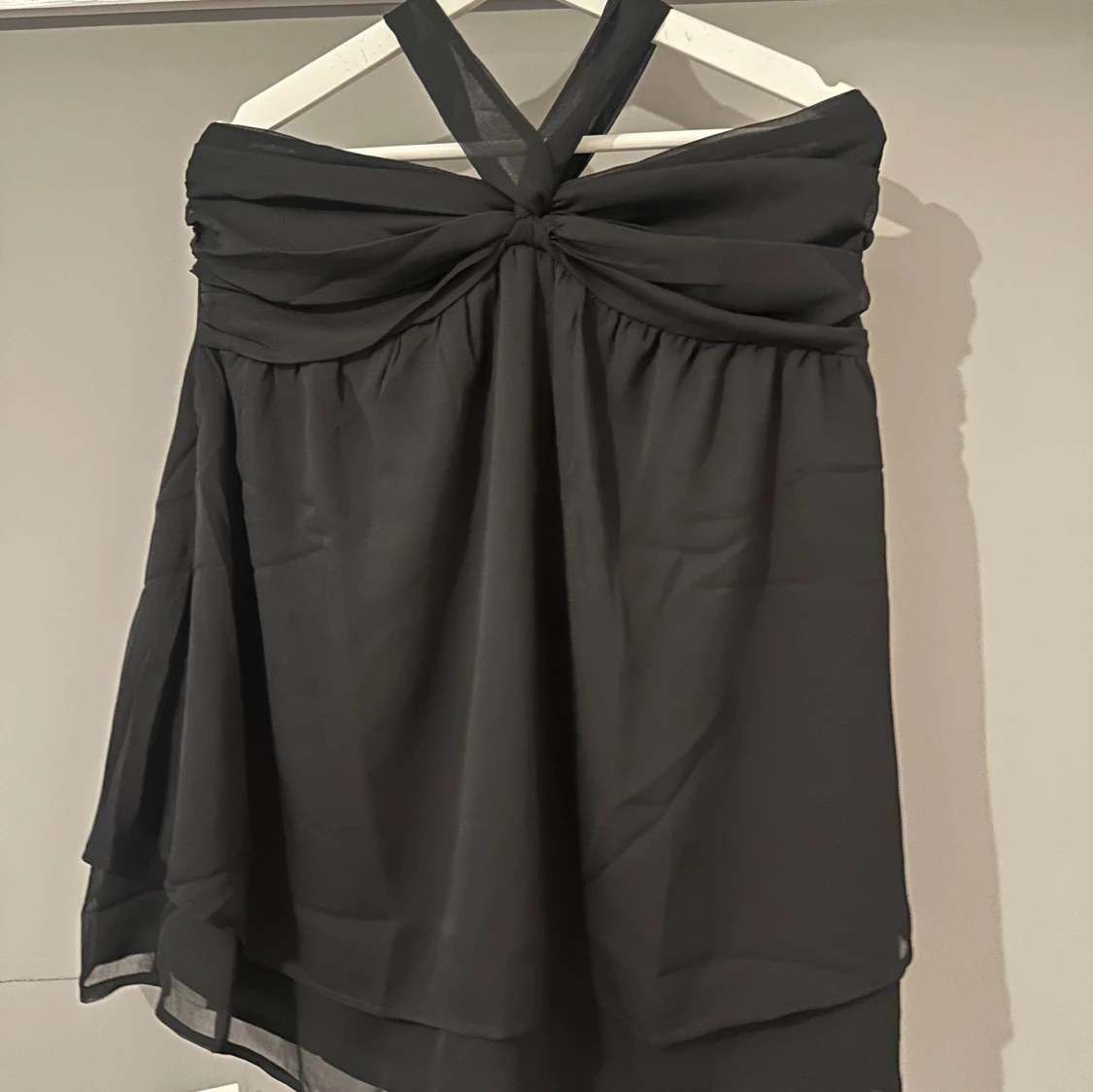 Svart kort klänning från Boohoo