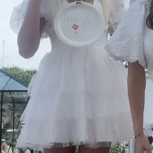 Vit klänning  - Säljer nu min super fina student klänning som endast är använd en gång 🤍INGA FLÄCKAR ELLER DEFEKTER 