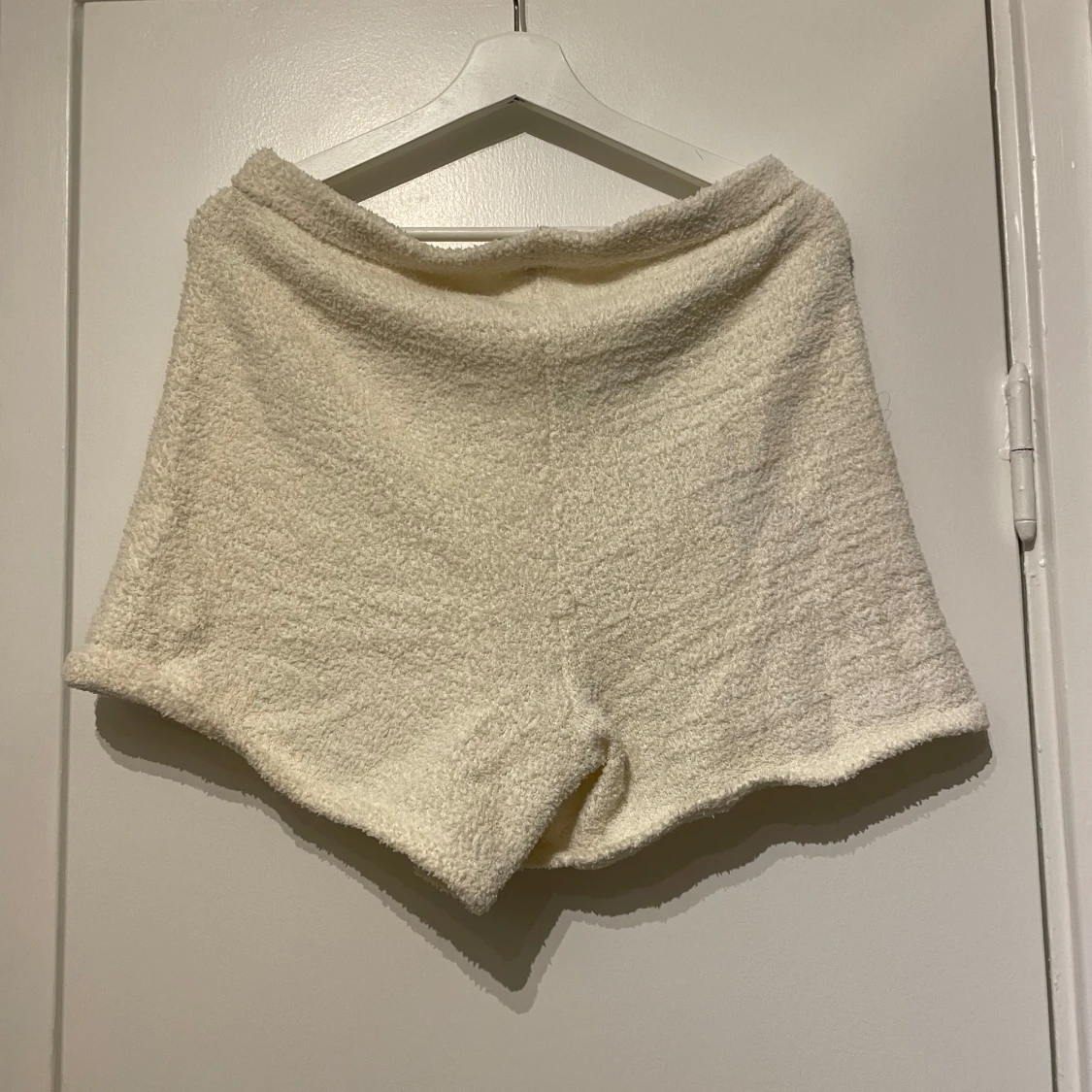 Krämvita mjuka shorts från Åhléns Woman - 1