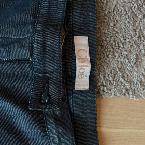 Mörkblå bootcut jeans från Chloé - Snygga vintage jeans från Chloé med klassisk bootcut-modell och låg midja.  Så unika och troligt snygga. små i storleken, skulle tro 36/34.