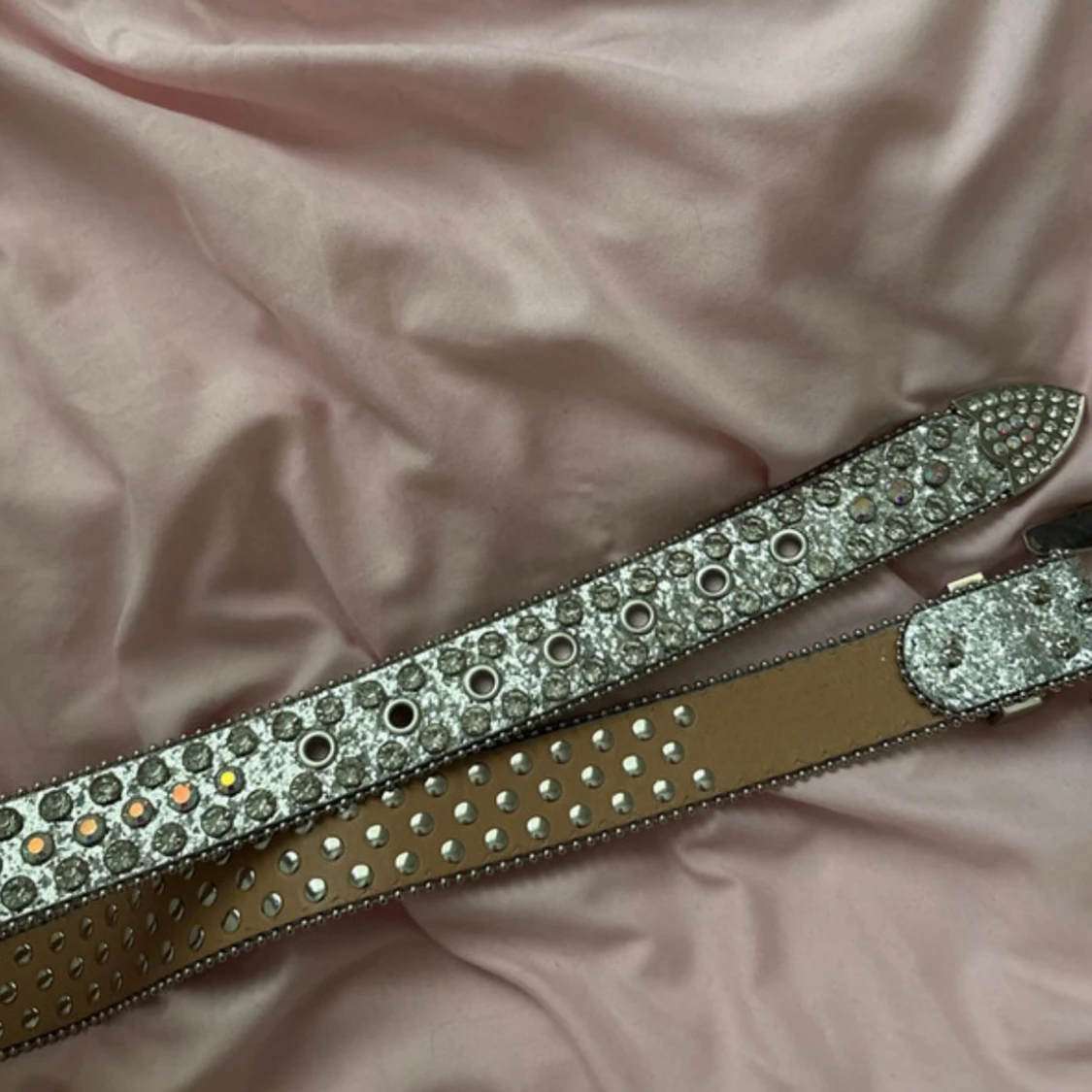 Glittrigt bälte med nitar och strass