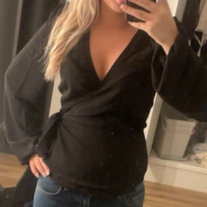 Svart blus - Snygg svart blus som man knyter på sidan. Stolek Xs/S