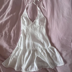 Vit klänning från peppermayo  - Supersöt vit kortklänning från Peppermayo med broderade blommor. En sååå fin klänning men säljer då den sitter för tajt på mig💖💖 endast använd ett fåtal gånger förra sommaren