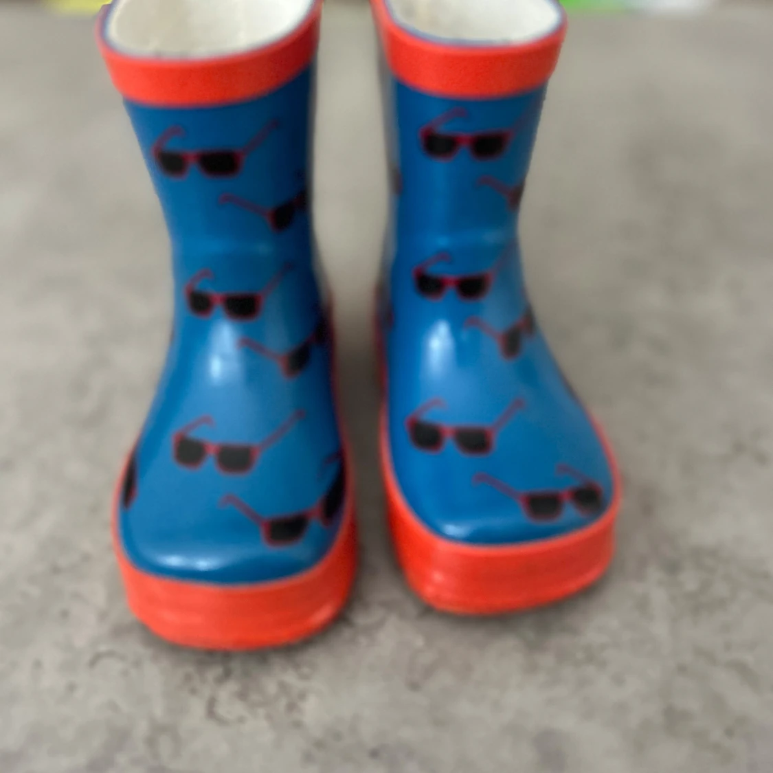 Blå gummistövlar med solglasögonmönster