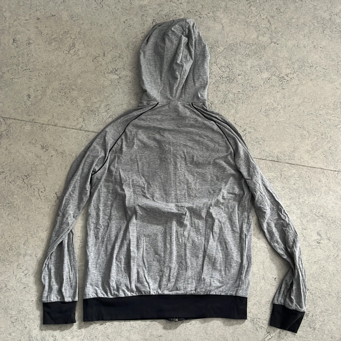 Grå hoodie från Hugo Boss med dragkedja - 1