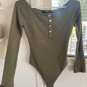 Body  - Säljer en body från Gina tricot i storlek M, mycket bra skick, lite nopprig men inget som syns tydligt! Säljer den för 30kr + frakt!