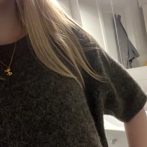 Mörkbrun stickad tröja  - Stickad Kortärmad från Gina! Har en najs passform och sitter bra! Har används ett fåtal gånger! Är i storlek 170 men är ganska stor, jag skulle säga att den även skulle passa  storlek S och M!💕💕
