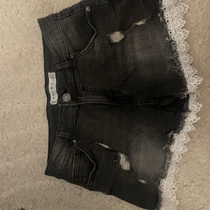 Jeansshorts  - Super snygga jeansshorts. Ökänt märke. Inga defekter.