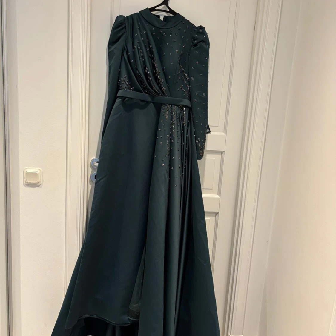 Mörkgrön långklänning med pärlor