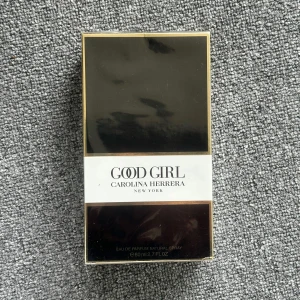 Good Girl EdP 80ml Carolina Herrera - 💎 Carolina Herrera Good Girl EdP 80 ml – Ny & Inplastad 💎  Batchkod: 40312  Säljer en helt ny och oöppnad flaska av den populära parfymen Carolina Herrera Good Girl Eau de Parfum 80 ml. Fortfarande i plastförpackning, perfekt skick och aldrig använd.  En sensuell och elegant doft med inslag av jasmin, tonkaböna och kakao – perfekt för kvällar, fester eller när du vill göra intryck. Stilren, sofistikerad och modern.  🔹 Inplastad & oanvänd 🔹 Batchkod: 40312 🔹 80 ml  🔹 Nypris ca 1 200 kr 