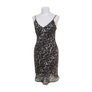 Leopardmönstrad klänning Rebecca Stella - Snygg leopardmönstrad slipklänning från Rebecca Stella med tunna axelband och v-ringning. Klänningen ger en trendig look! Kontakta för frågor 🐆🐆🐆