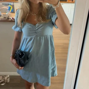 Jeans klänning - Jättesöt jeans klänning från h&m! Lite ljusare fläckar fram men absolut inget man ser eller tänker på💓