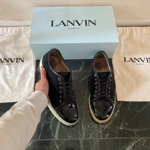 Lanvin sneakers  - Säljer nu dessa feta lanvins i väldigt bra skick. De är sparsamt använda och har en ganska sliten innersula som går att fixa! Priset är inte hugget i sten köpta på care of Carl 