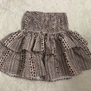 Mönstrad kjol - Jättefin möstrad kjol som inte är använd!😇 beige/rosa
