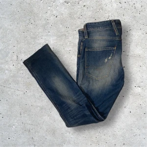 Replay jeans med slitningar - Feta Replay jeans med slitningar i stl W29 L32. Knapphålet ovanför gylfen är sönder men lagas vid förfrågan, detsamma gäller bild på det. Jeansen kommer i modellen ”Anbass” och är slim fit. Skriv till mig vid frågor, pris kan diskuteras.