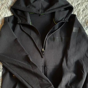 Hugo boss Saggy one - Prencip helt ny, använd ett par gånger. Inga skador eller defekter. Säljer den för att det inte riktigt är min grej. Nypris 1800kr säljer den billigt för vill bli av med den. Kom med bud!